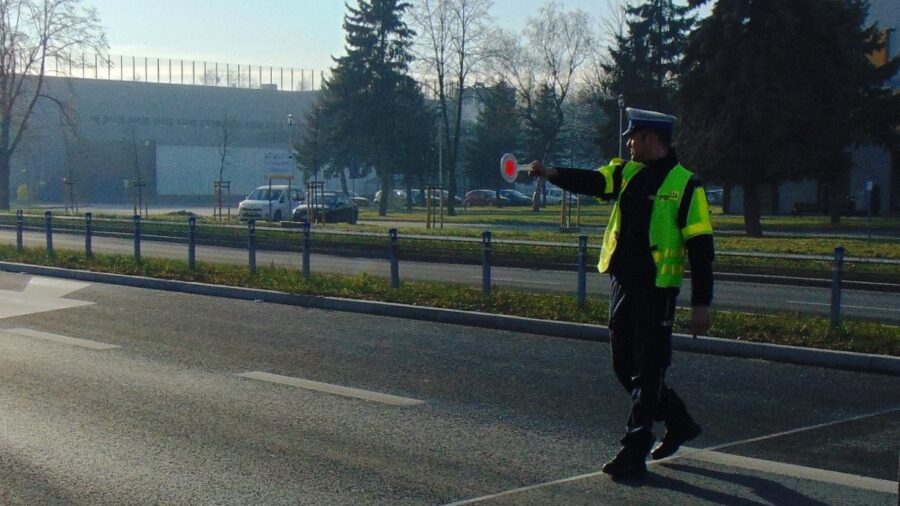 KPP Oświęcim WRD kontrole policjant zatrzymuje pojazd