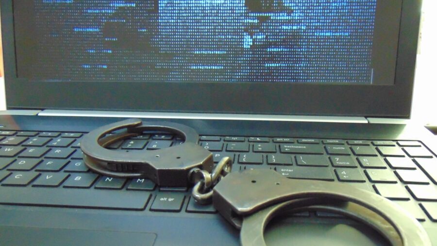 Oszustwo na BLIK laptop na klawiaturze kajdanki
