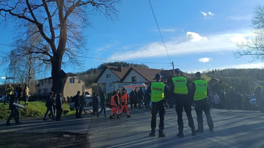 Policjanci zabezpieczają Kalwaria