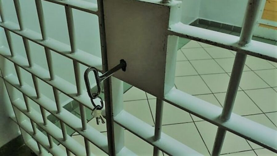 biała krata z kluczem