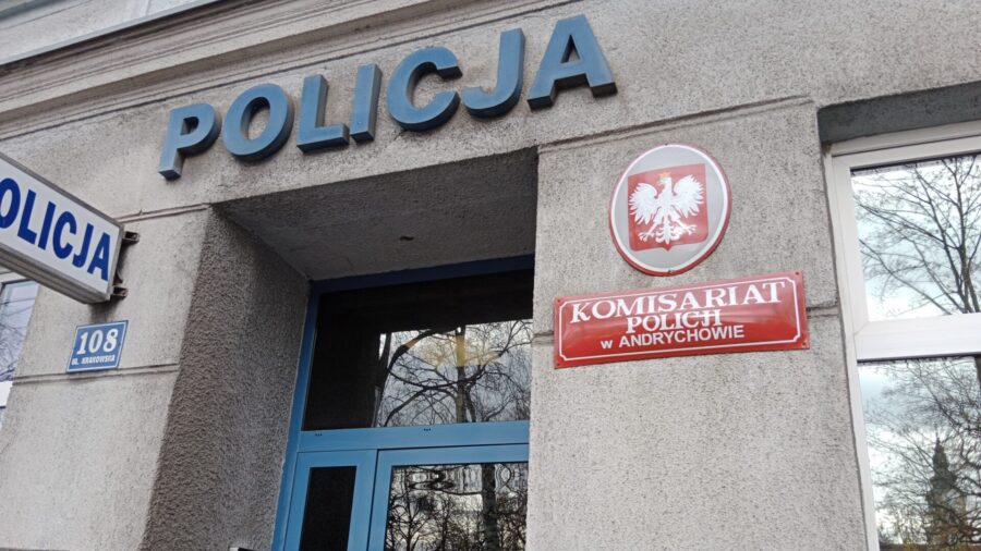 Drzwi wejściowe do komisariatu. Nad nimi napis Policja, po prawej stronie Godło Polski oraz tabliczka z napisem Komisariat Policji w Andrychowie